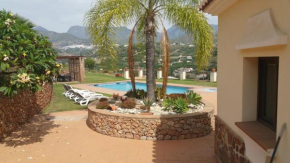 delightful spacious 2 bed apartment in Nerja